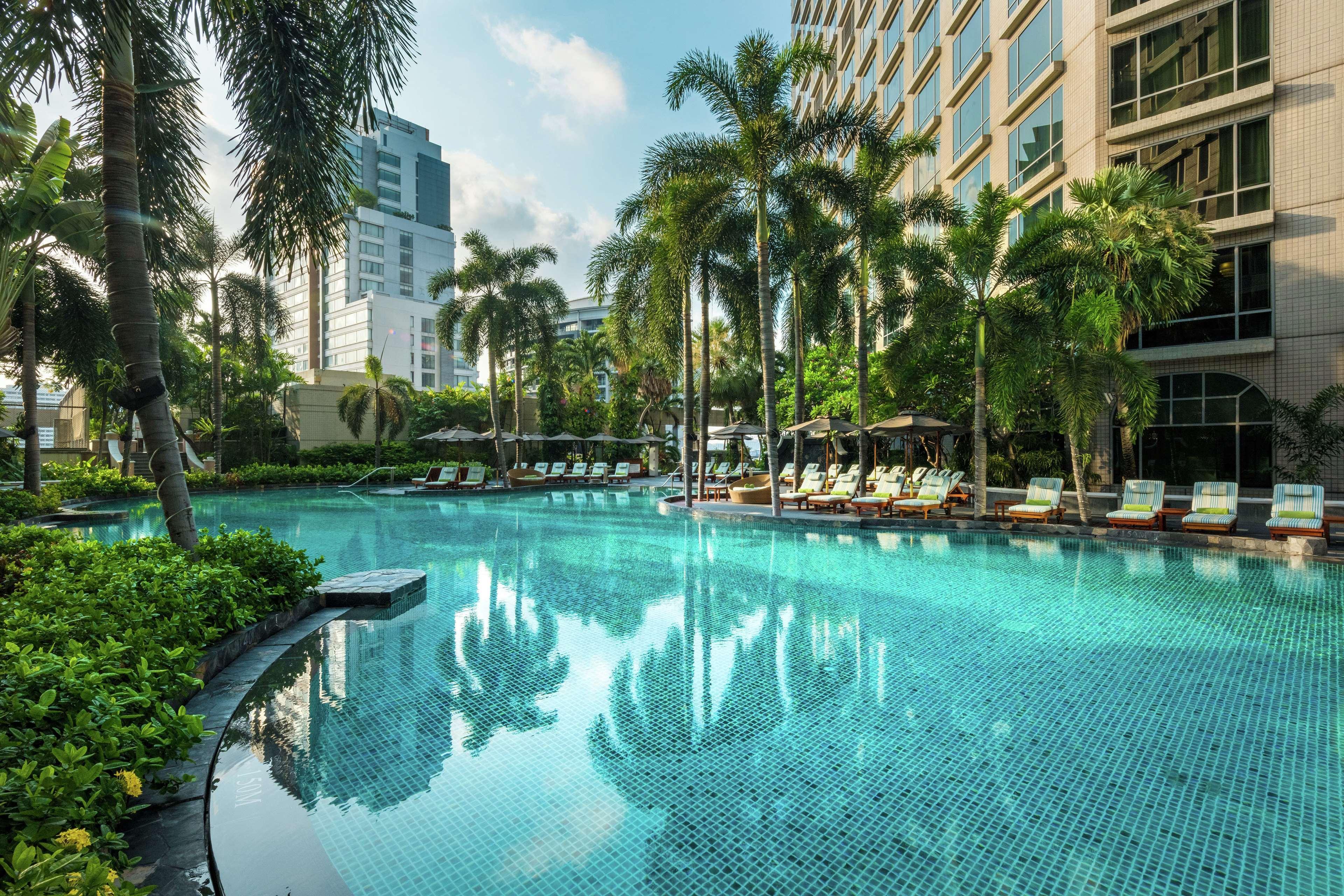Conrad Bangkok Hotel Exterior foto The swimming pool at the hotel