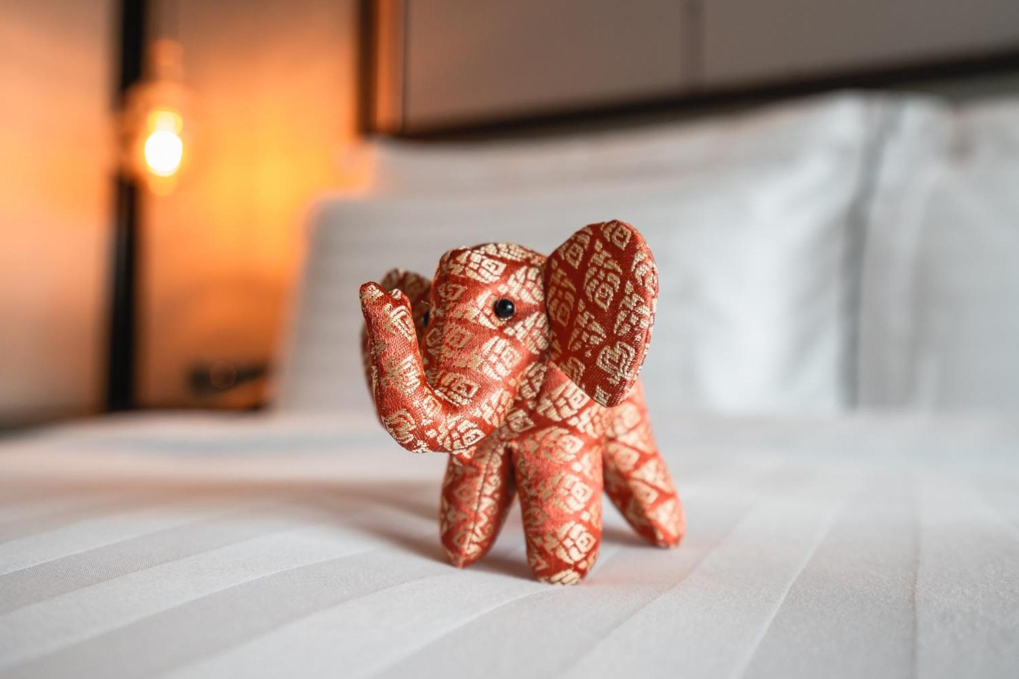 Conrad Bangkok Hotel Exterior foto The elephant toy